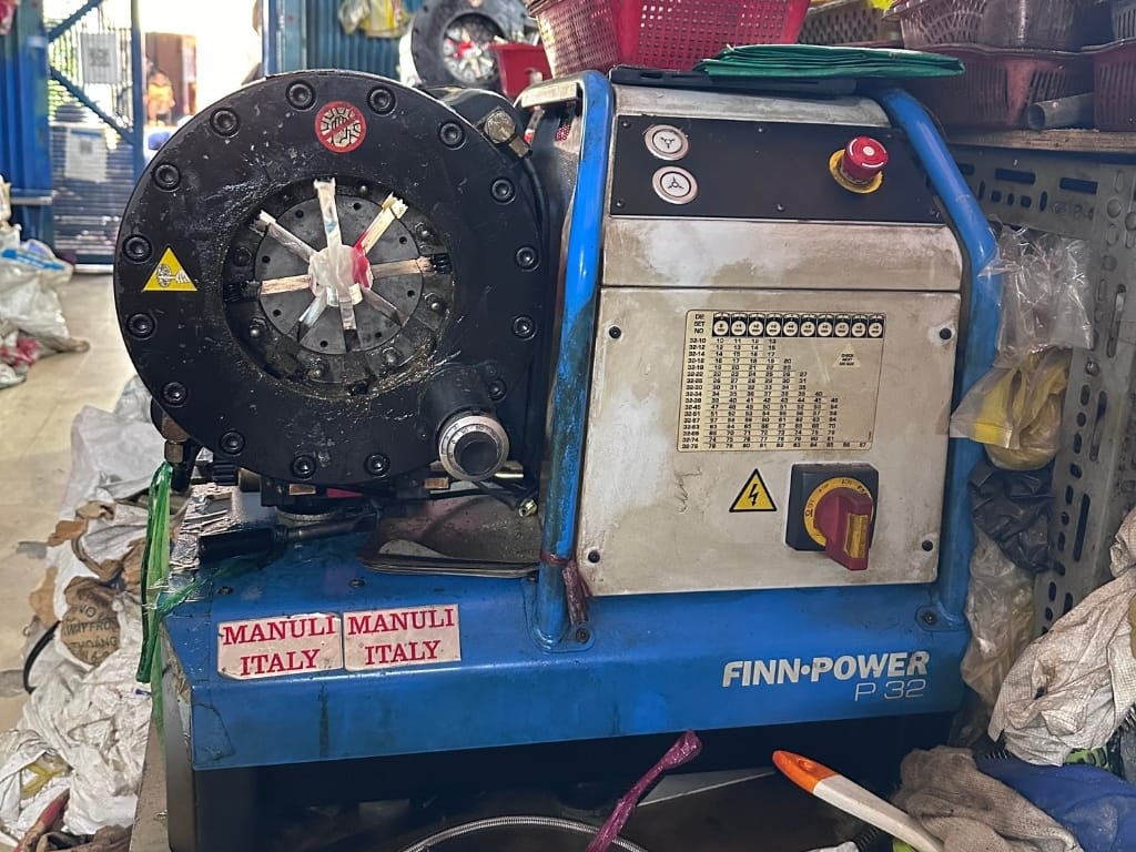 Máy bấm ống thủy lực